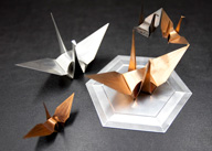 銅板1枚からつくった鶴。紙で折る以上の美しさに、熟練の技が息づいている。