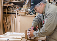 20歳から仏壇・神棚づくりを始めた父・勝幸さん。84歳の現在までずっと現役で木工制作に日々取り組んでいる。
