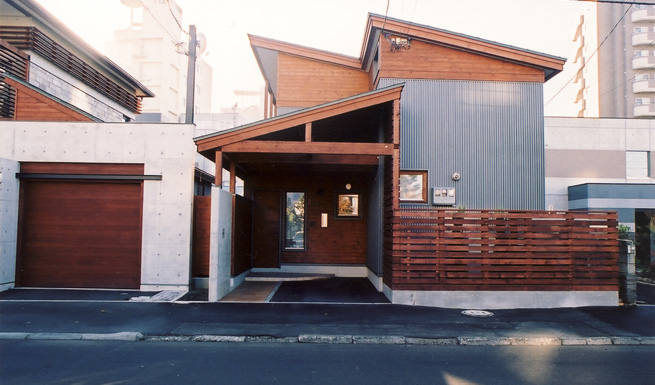 北側道路より建物全景。