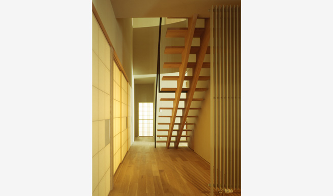 美しい桁階段が印象的な階段ホール。