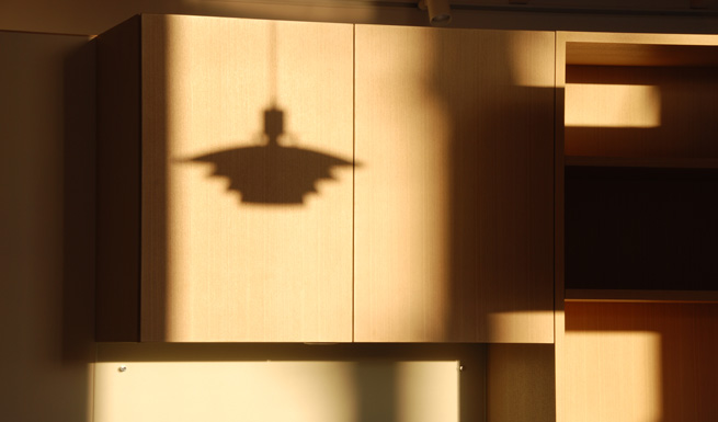 キッチンに落ちるダイニングペンダントライトの影。