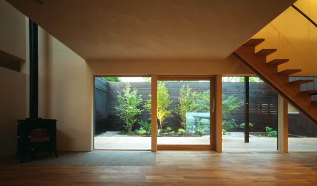 リビングより中庭を見る。広縁の様なテラスとつながり内部空間に拡がりを生み出す。
