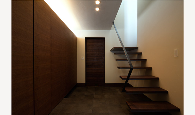 シンプルなハネ出し階段をもつエントランスホール。