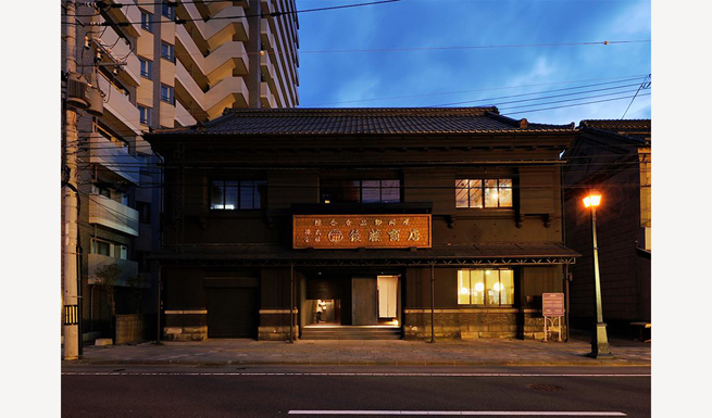 道路からの外観夕景。