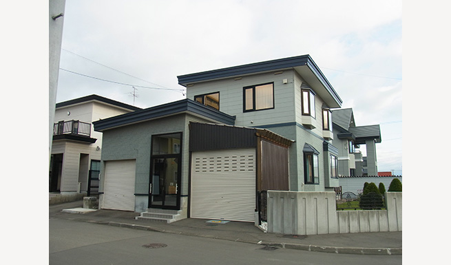 <em>リフォーム前</em>建物外観。築20年の総2階建て。