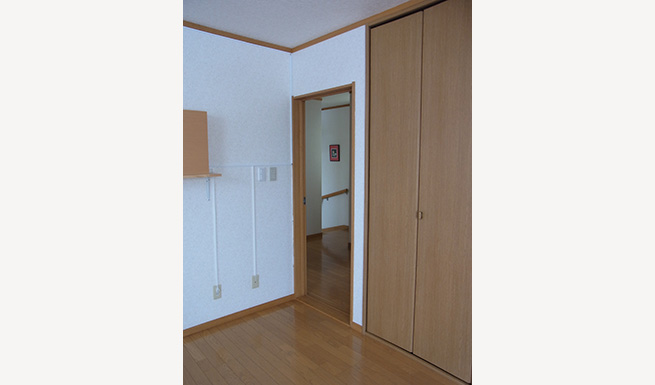<em>リフォーム前</em>2階個室。扉と壁で仕切られたクローズドな空間。