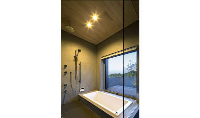 メインコート越しに円山と夜景を楽しむオープンなバスルーム。