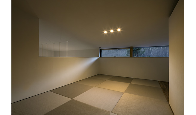 2階TATAMI ROOM。ゲストルームを兼ねた天井の低い空間。吹抜越しにダイニングとゆるやかにつながる。