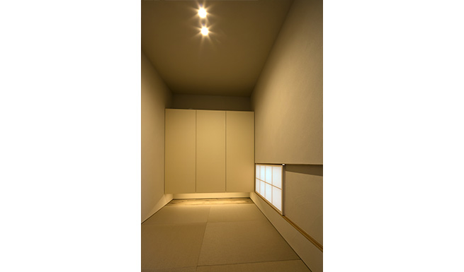 TATAMI ROOMを望む。障子を開けるとデッキコート２とつながる。