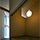 TATAMI ROOMには、エントランスホールからの柔らかな光が上部開口から差し込み、陰影感のある景色を造り出す。