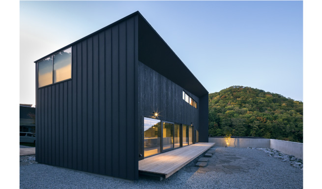 東側メインコートよりの外観夕景。建物北に神社山、東に円山が一望出来る眺望の良い敷地。