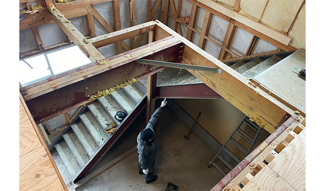 工事中　エントランス階段廻り内観。
