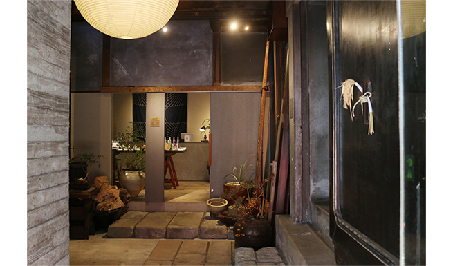 エントランスホールよりSHOP「藍」を望む。右側「蒼」は石蔵でヴィンテージ家具が並ぶ。
