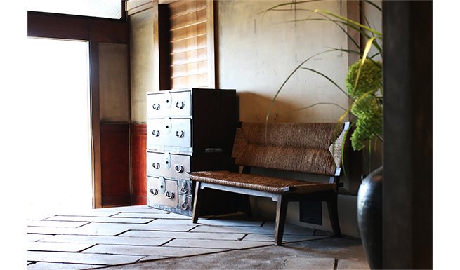 北側土間エントランスホール。挽き割った軟石敷とした。