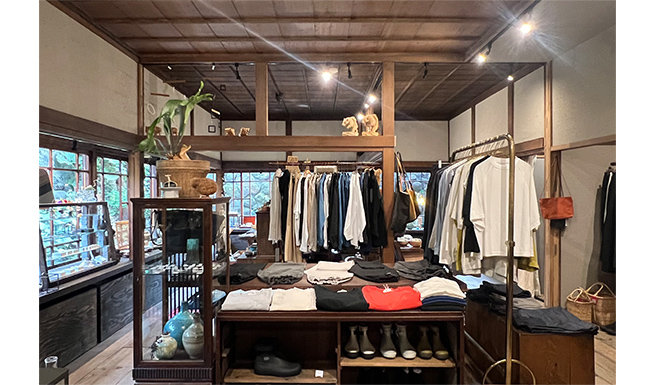 「藍」内観。衣類、アクセサリー、雑貨、食品等が所狭しと並ぶ。