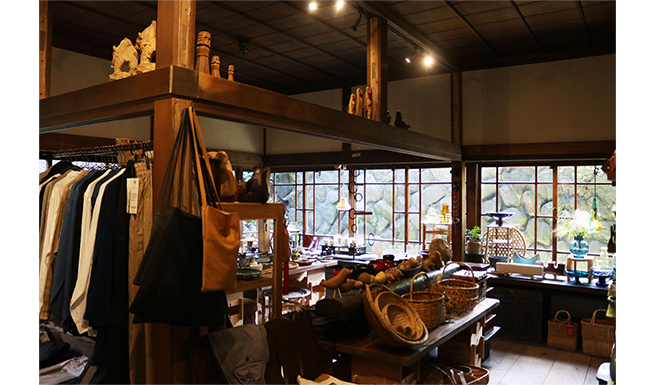 「藍」店舗奥からの見返し。窓の外の石垣が景色となっている。