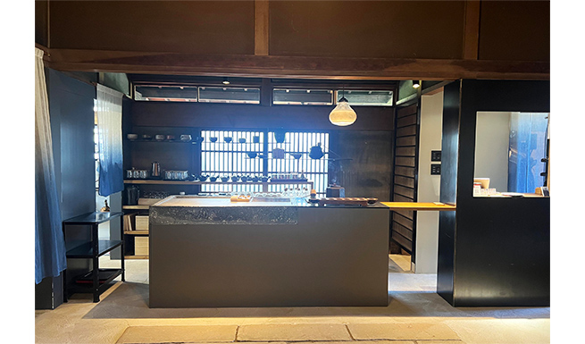 CAFE「翠」カウンター。天板は既存のテラゾーの手洗いを再利用している。右は厚鉄板黒皮のレジカウンター。