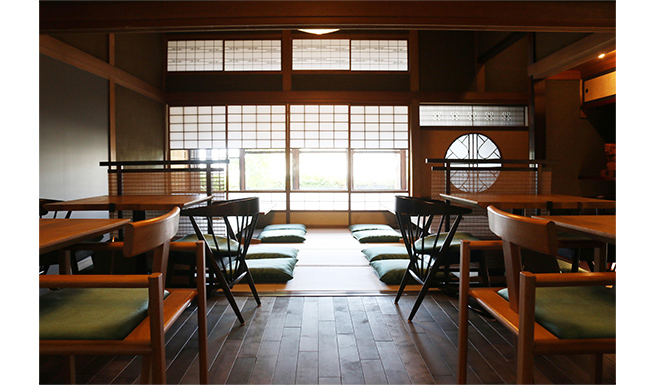 「翠」イス席より座敷席を望む。