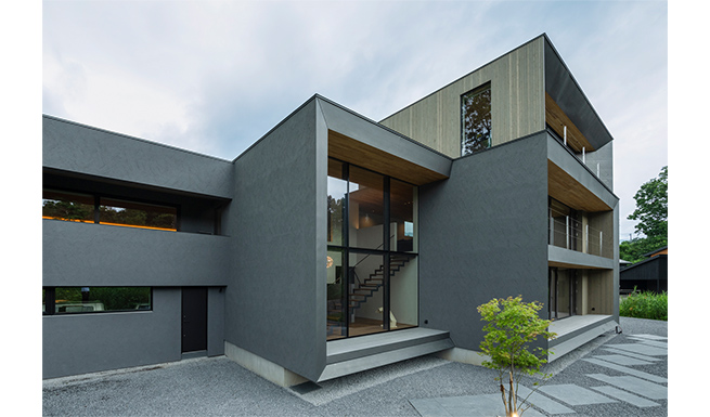 南東よりの建物外観。3つのヴォリュームで構成されている。