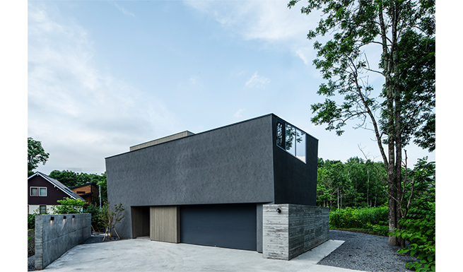 北西よりの建物外観。エントランス側は開口部を抑えた寡黙な外観となっている。