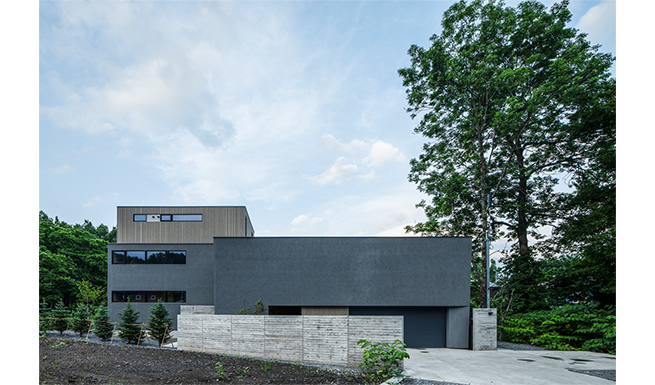 エントランスアプローチからの建物全景。