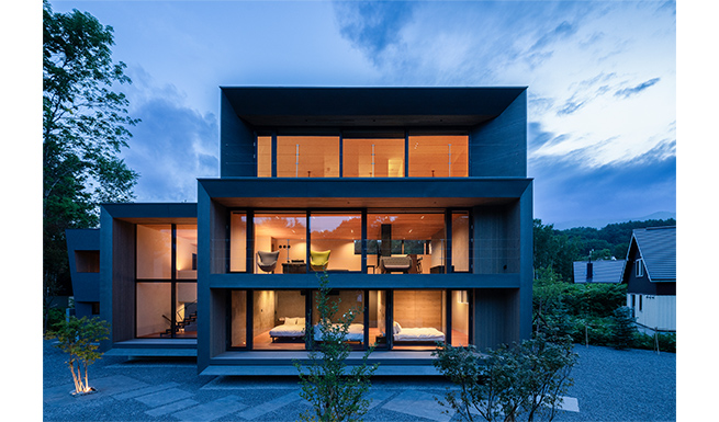 東よりの建物外観夕景。