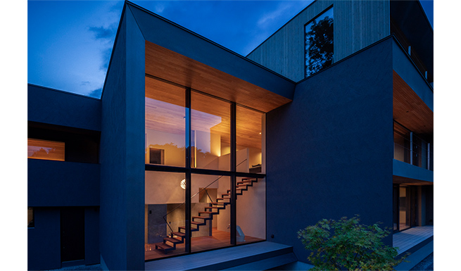 中庭よりテラス越しにエントランスホールを望む。