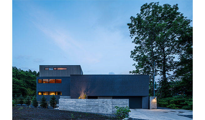 エントランスアプローチからの建物外観夕景。