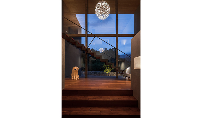 階段ホール夕景。