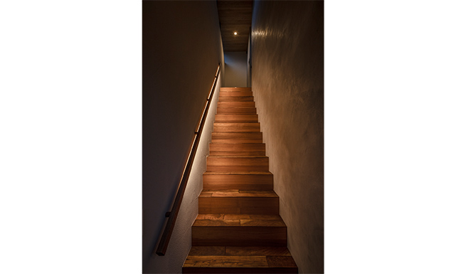 3階マスターベッドルームへと続く階段。