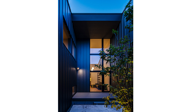 中庭からテラス越しにリビングを望む。