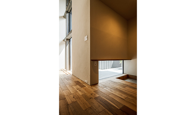 エントランスホールから地窓越しに中庭を望む。