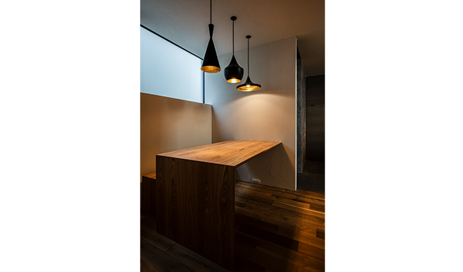 キッチン脇のダイニング夕景。