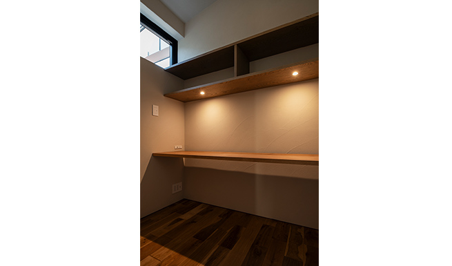 造り付けのカウンターデスク、書棚を持つ書斎。