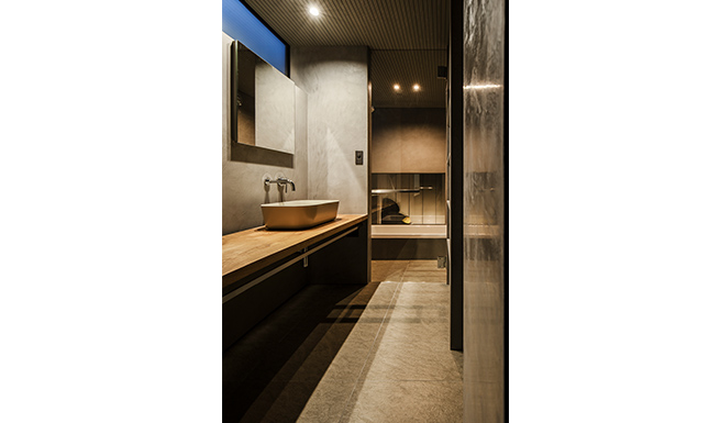 1階UTからバスルーム越しにバスコートを望む。