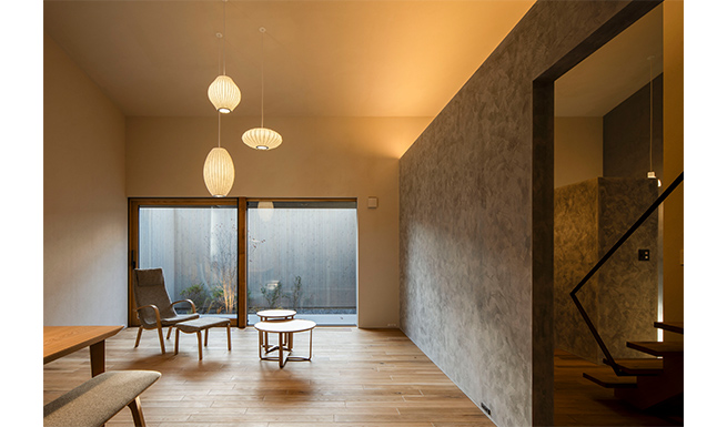 リビングからテラス越しに中庭を望む。