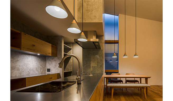 キッチンからダイニングを望む。