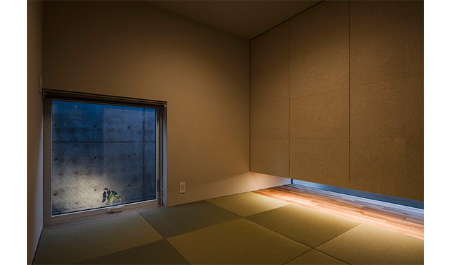 下窓を持つTATAMI ROOM夕景。