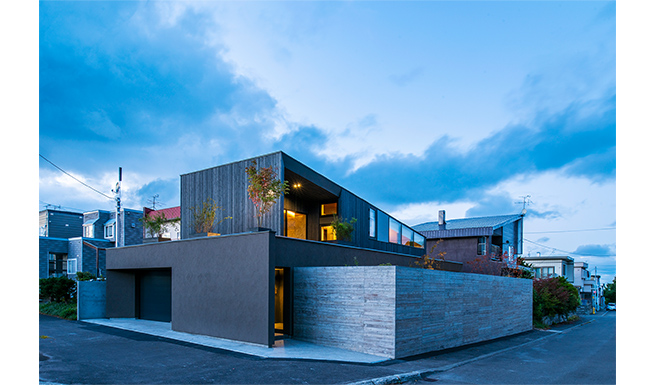 南側外観夕景。