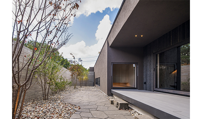 リビング前からエントランス側へと横長のメインコートを望む。