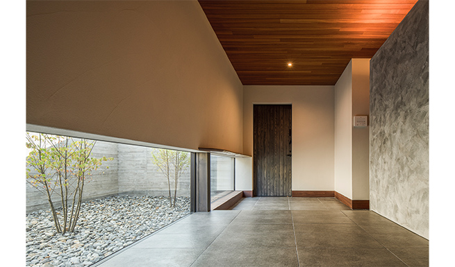 コートからの光が下窓から拡がるエントランスホール。