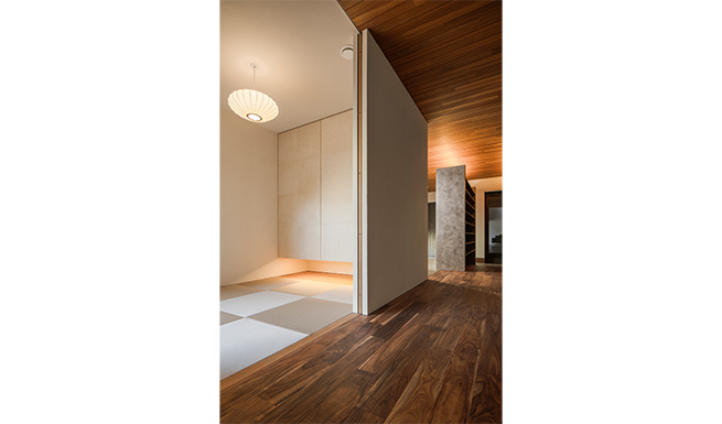 廊下よりTATAMI ROOMを望む。