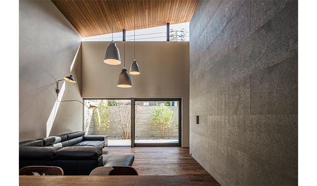 ダイニングよりリビングを望む。吹抜を持つ開放感に満ちたリビングダイニングはテラス越しに外部空間へとつながり、<br>ハイサイドライトからは南の光が差し込む。