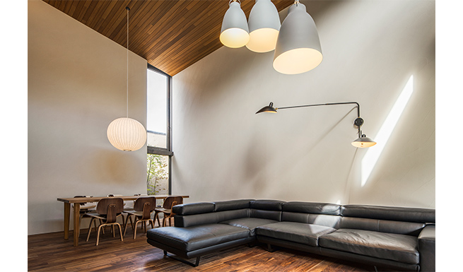 リビングからのダイニング見返し。バスコートへと開いたダイニングのスリット窓からは北からの柔らかい光が差し込む。