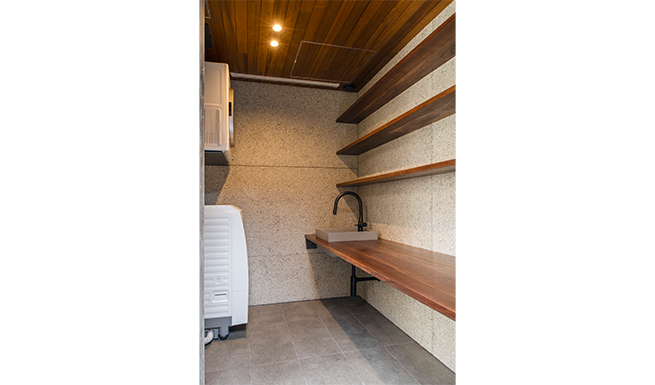 キッチンの隣、北西側コートとつながるランドリールーム。