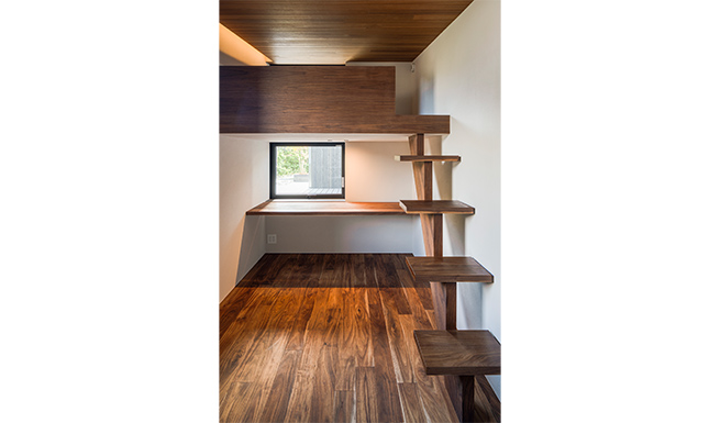 ロフトを持つ2階子供室。