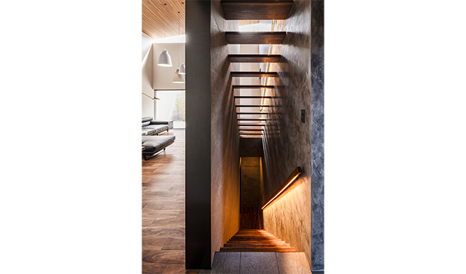 光が透過する階段室。地下への見下げ。